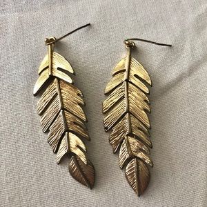 Vintage gold tone feather dangle pierced earrings